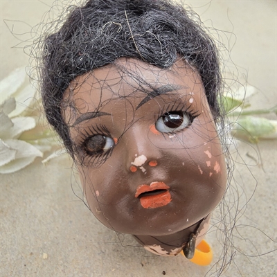 dukkehoved-sort-hår-moerkloevet-hud-gammelt-hoved