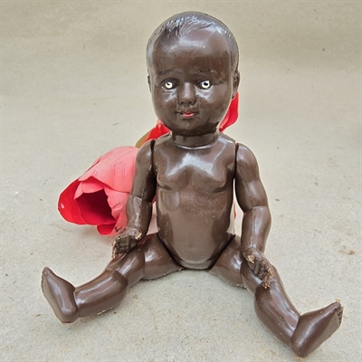 neger-babydukke-moerkhudet-gammel-dukke-gammelt-legetoej