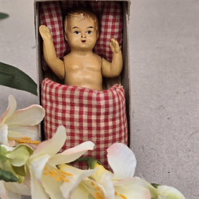 lille-gammel-baby-plastik-dukke-roed-hvid-ternet-sengetoej-aeske-gammelt-legetoej