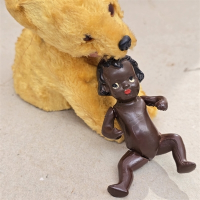 moerkhudet-pigedukke-sort-pagehaar-roed-mund-gammel-dukke