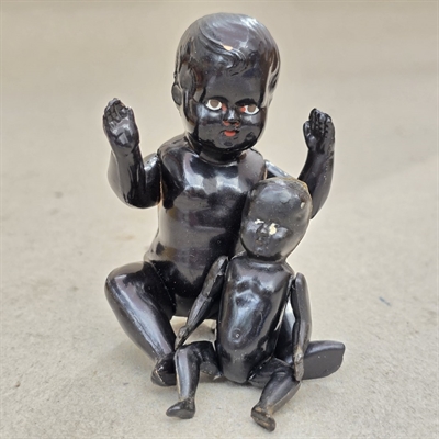 moerkhudet-gamle-babydukker-plastikdukker-gammelt-legetoej