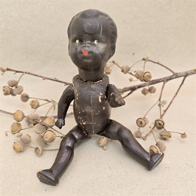 moerkhudet-babydukke-krop-papmache-gammelt-legetoej