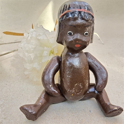 sort-pagehår-roedt-pandebaand-mørkhudet-neger-dukke-gammelt-legetøj