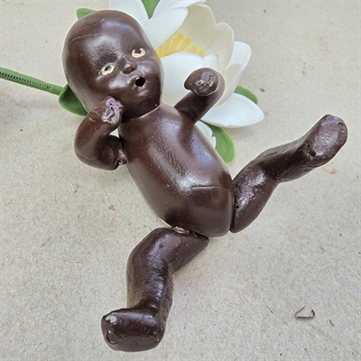 baby-keramikdukke-møoerkhudet-gammelt-legetoej