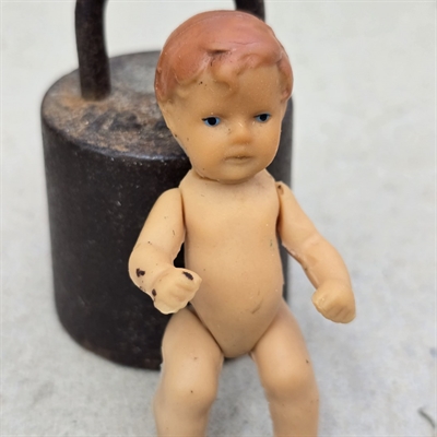 babydukke-hudfarvet-krop-gyldent-haar-gammelt-legetoej