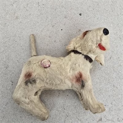 hvid-plys-hund-brune-pletter-mekanisk-hale-drejer-rundt- gammelt legetøj