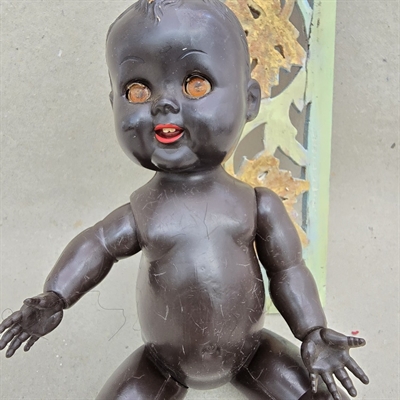 dukke-roede-laeber-moerkhudet-retro-plastidukke-gammelt-legetoej