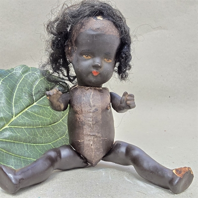 moerkhudet-vintage-dukke-papmachekrop-sort-haar-gammelt-legetoej