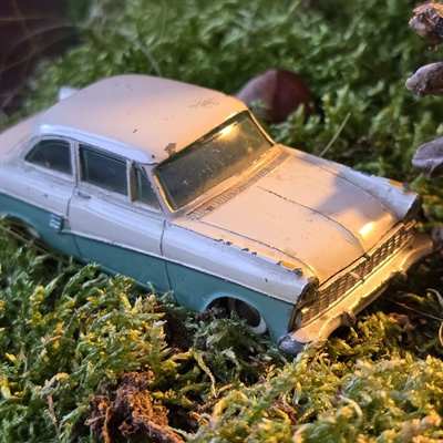 lyseblaa-hvid-top-taunus-17m-Tekno-modelbil-gammelt-legetoej