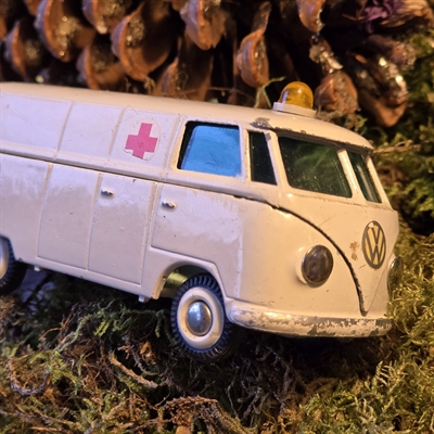 hvid-rugbroed-Wolkswagen-modelbil-Tekno-ambulancekørsel-gammel-legetoejsbil