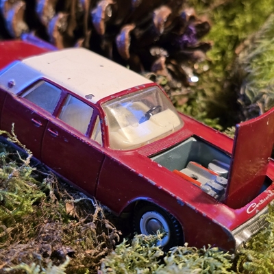 roed-Lincoln-hvidt-tag-motorrum-bagagerum-aabnes-Tekno-829-legetøj-modelbil-gammel