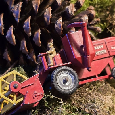 roed-gul-traktor-modelmajetaersker-Massey-Ferguson-Lesney-England-gammel-legetøjstraktor