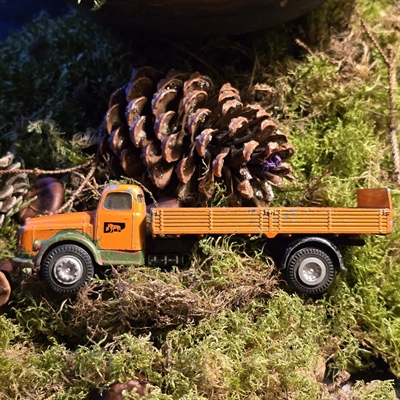 orange-groen-lastbil-Volvo-Tekno-modelbil-gammelt-metal-legetoej-dansk