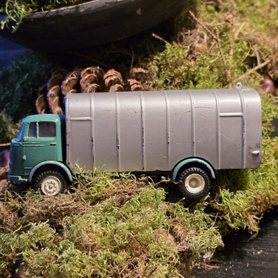 groent-førehus-soelvfarvet-lastrum-modellastbil-Mercedes-Benz-Tekno-bil-gammelt-legetoej