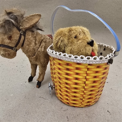 optraek-hund-i-kurv-drejer-rundt-gul-metalkurv-gylden-plyshund-gammelt-legetoej-japansk