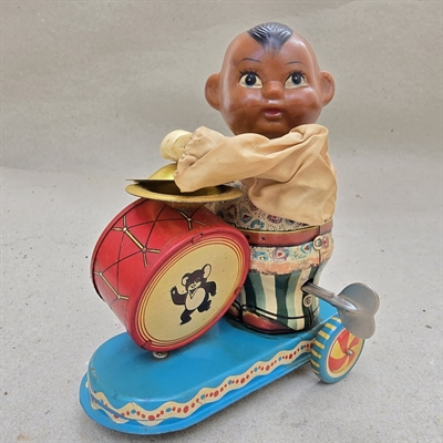 moerkhudet-dreng-på-tromme-på-hjul-optraek-kinesisk-gammelt-legetoej