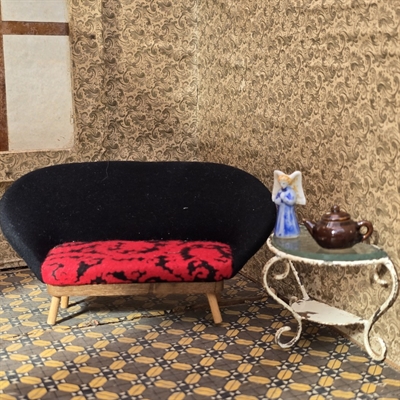 sort-roed-retro-sofa-brun-tepotte-blaa-hvid-engel-metal-glas-konsolbord-dukkehus-indretning