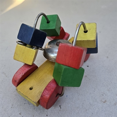 metalklokke-klodser-trae-glade-farver-vogn-paa-traehjul-traekvogn-retro-legetoej