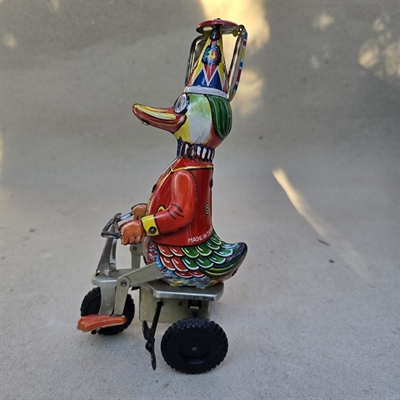 metal-and-trehjulet-cykel-roed-troeje-optraek-mekanisk-retro-legetoej