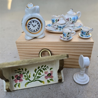 blomsterdekoreret-vaeghylde-blaa-blomsteret-tea-service-vaekkeur-retro dukkehus-service