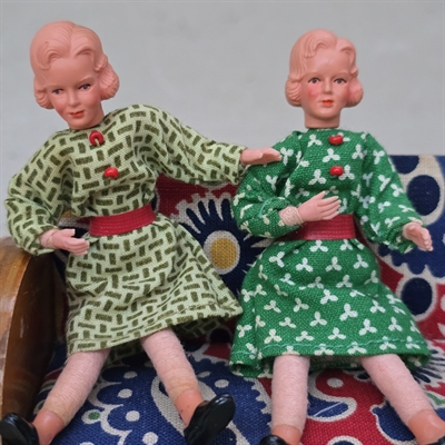 groen-moensterede-kjoler-roede-baelter-dukkehus-dukker-retro-legetoej