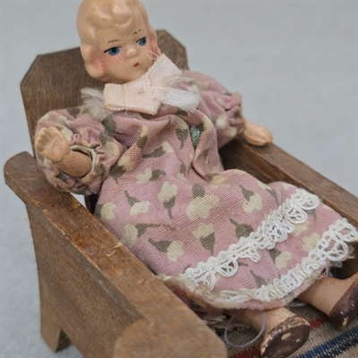Porcelænsdukke gammel i kjole med blondekanter.