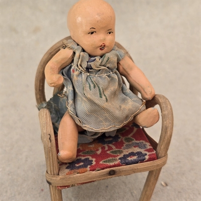 babydukke-keramikdukke-lyseblaa-kjole-gammelt-legetoej