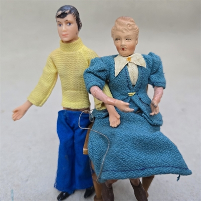 mandedukke-kongeblaa-bukser-gul-rullekravebluse-damedukke-blå-lang-kjole-hvid-krave-vintage-dukker
