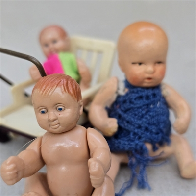 brun-offwhite-klapvogn-babydukker-blaa-kjole-noegen-pink-groen-dragt-retro-legetoej