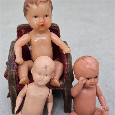 noegne-plastik-dukker-hudfarvede-babydukker-retro-legetoej