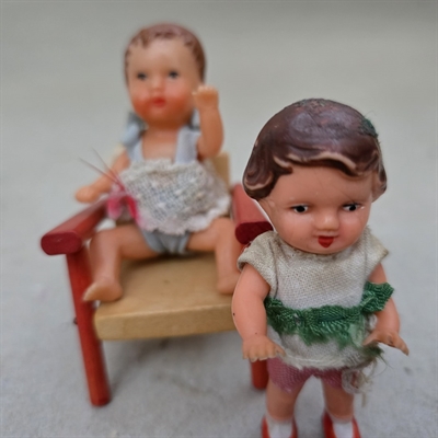 plastik-babydukke-hvidt-lyseblaat-toej-gummidukke-rosa-hvidt-toej-retro-legetoej