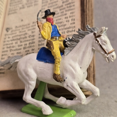 hvid-hest-cowboy-gul-jakke-bukser-sort-hat-gammelt-legetoej
