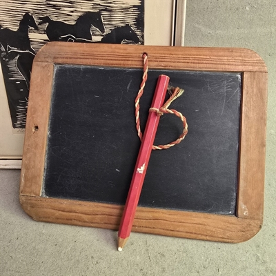 trae-indrammet-tavle-vintage-skoletavle-til-griffel-hvid-blyant-medfoelger