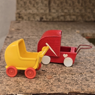 gul-mini-plastik-dukkevogn-roede-hjul-roed-trae-dukke-barnevogn-hvide-hjul-vintage-legetoej