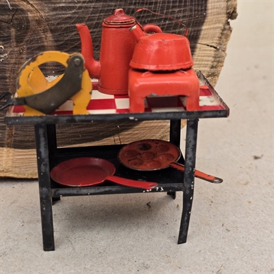 Tekno-roedt-hvidternet-gasbord-keddel-kaffekande-stegepande-gasblus-aebleskivepande-roedt-gul-rugbroedsskaerer- miniature-køkken