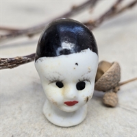 hvidt-porcelaenshoved-sort-haar-oejne-skeler-roed-mund-gammelt-dukke-hoved