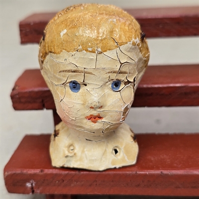 blaa-oejne-roed-mund-papmache-gult-haar-dukke-hoved-krakeleret-gammelt