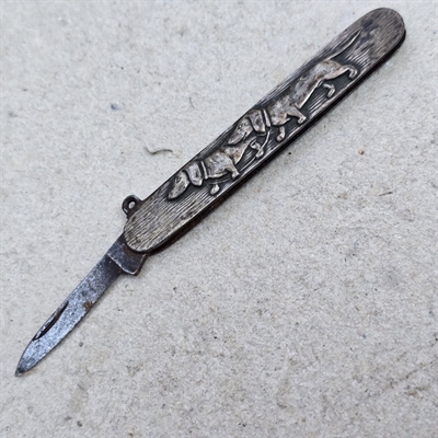 metalskaft-lommekniv-lille-dekoreret-to-gravhunde-vintage-kniv