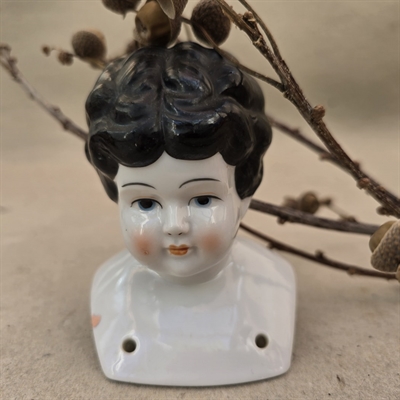 hvidt-porcelaenshoved-sort-haar-antik-dukke-hoved-gammelt-legetoej