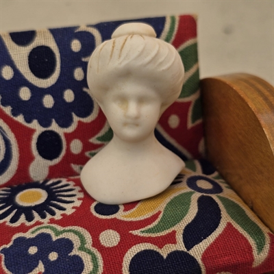 creme-porcelaenshoved-dukkehoved-opsat-haar-gammelt-