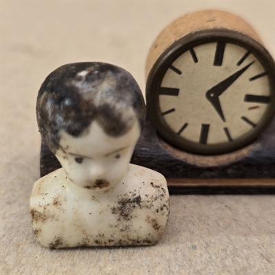 dukke-hoved-hvidt-porcelaen-sort-haar-antikt-legetoej