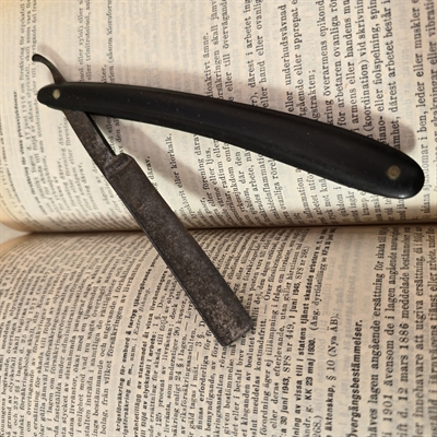 Sort-skaftet-ragekniv-gammel-enkel-barberkniv