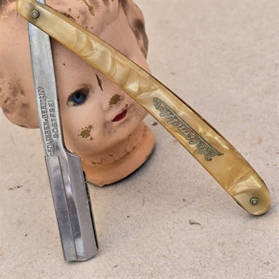 perlemorsfarvet-skaft-barberkniv-ragekniv-Solingen-rostfrit-Germany-gammel-kniv-