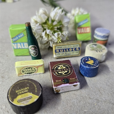 dukkehusvarer-koebmandsvarer-flaske-forskellige-papkartonvarer-vintage-legetoej