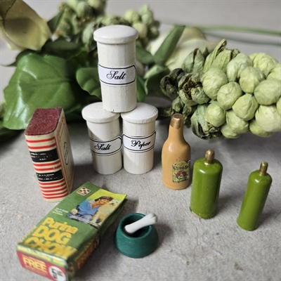 krukker-groenne-flasker-koedben-i-madskaal-brun-flaske-miniatureting-dukkehuset-vintage-legetoej
