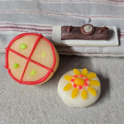 miniature-skarrekage-pyntede-lagkager-dukkehusting-til-kaffeserveringen-vintage-legetoej