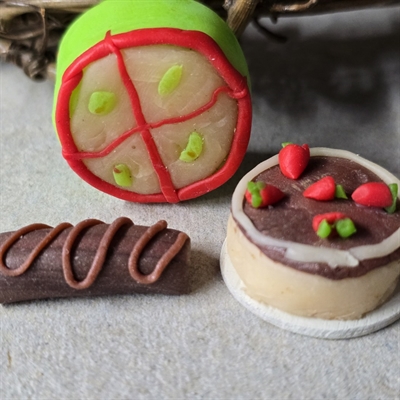 pyntede-lagkager-skaerekage-chokolade-miniaturekager-dukkehusting-til-teselskabet