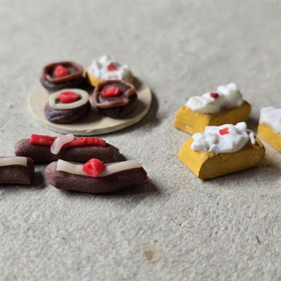 eclairs-diverse-runde-skaarne-kager-miniature-dukkehuskager-dollshousecakes