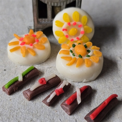 kager-forskelligfarvede-miniaturekager-eclairs-runde-pyntet-appelsinbaede-dukkehuskager