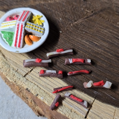 fad-hvidt-fyldt-mini-kager-miniature-dukkehuskager